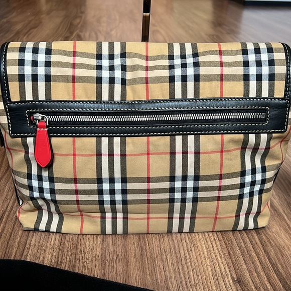 A212 - ๐ฏ % authentic Burberry messenger crossbody bag - Picture 8 of 16